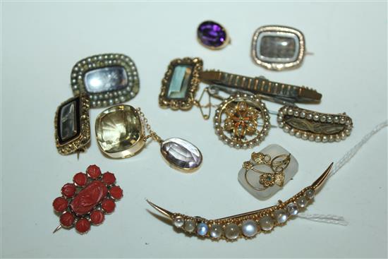 15ct gold crescent brooch, five 19C memento mori brooches & six other brooches (Q - one af)